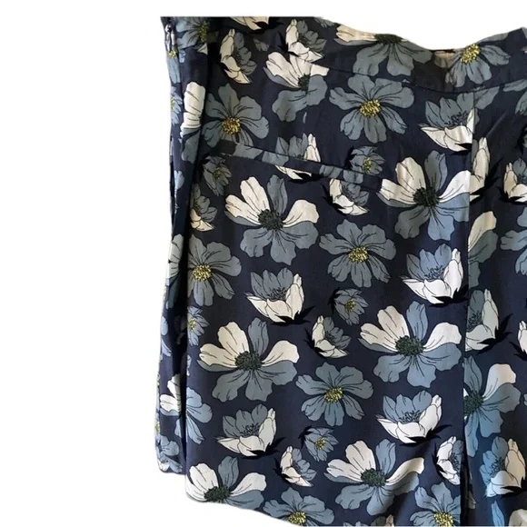 LOFT Outlet Pleated Soft Shorts in Blue Florals Size 0 — SO PRETTY!!! - Picture 7 of 11